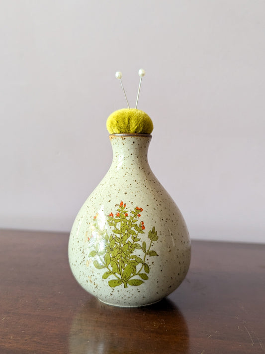 VINTAGE FLORAL VASE PINCUSHION