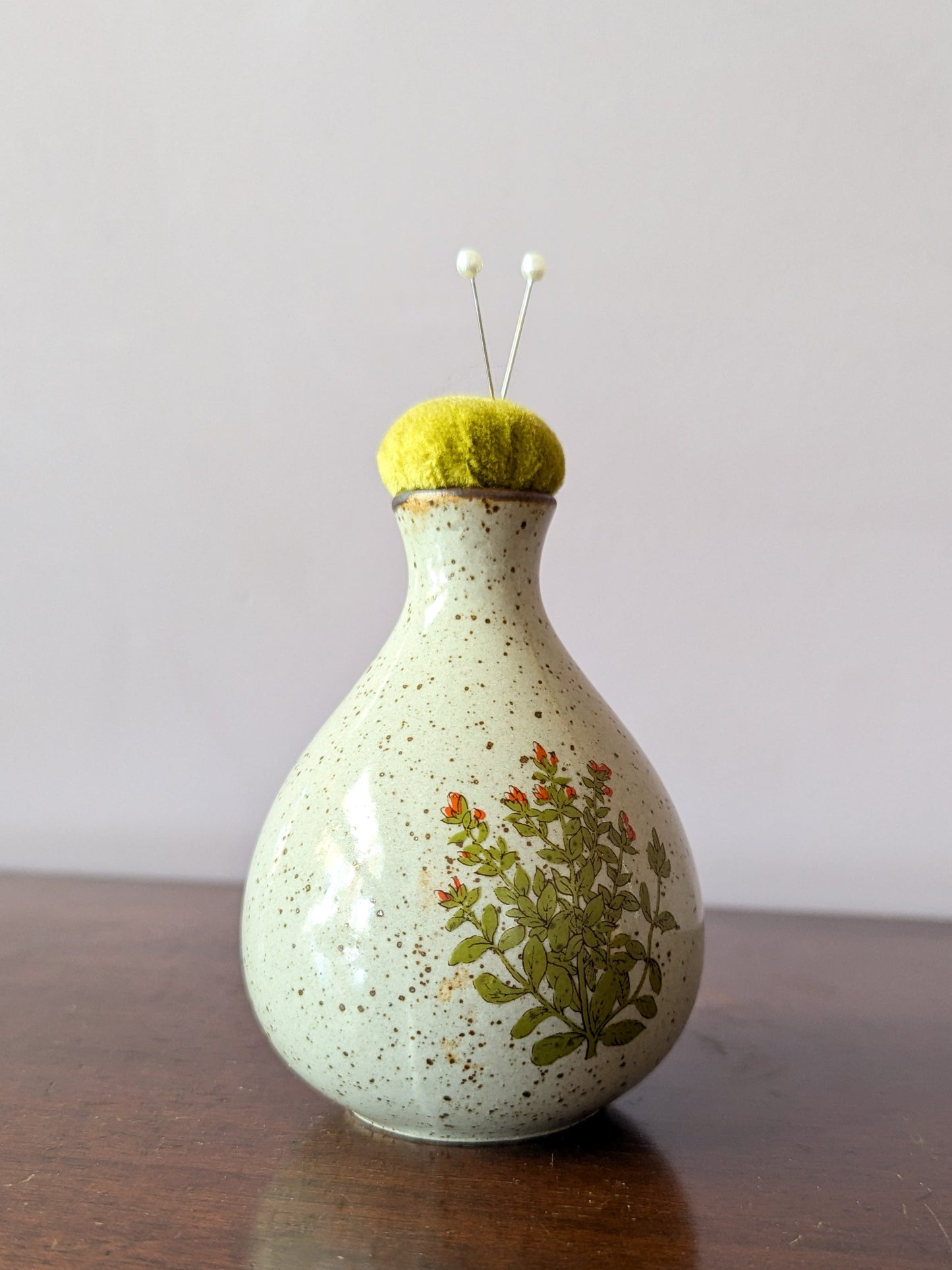 VINTAGE FLORAL VASE PINCUSHION